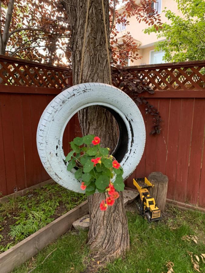 Brother Li Homestay YYC Exterior foto